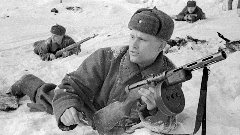 Красноармейцы залегли на снегу в ожидании сигнала. На переднем плане в руках бойца пистолет-пулемет ППД-40, у бойца слева — самозарядная винтовка Токарева (СВТ-40)