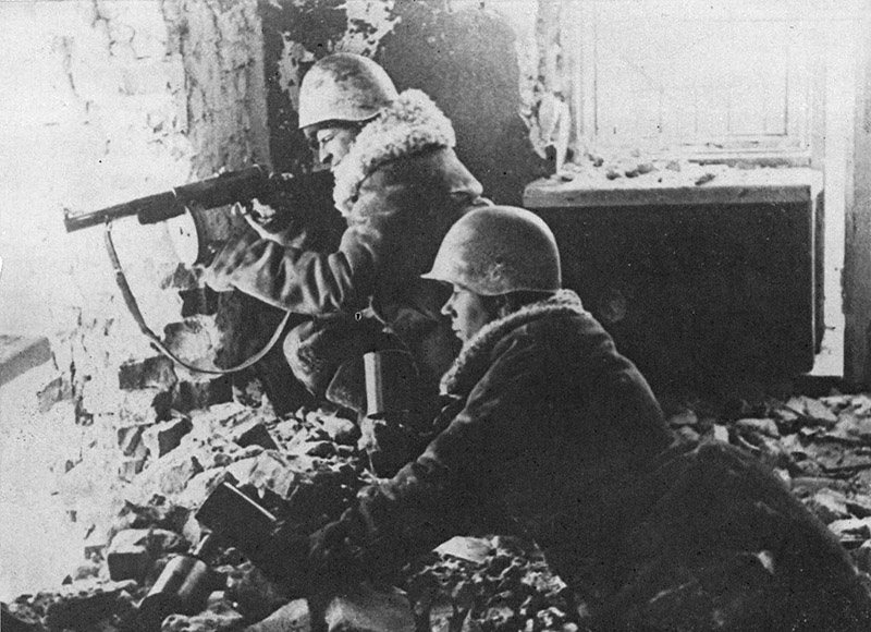 Советские бойцы в бою на окраине Шлиссельбурга. Январь, 1942 года