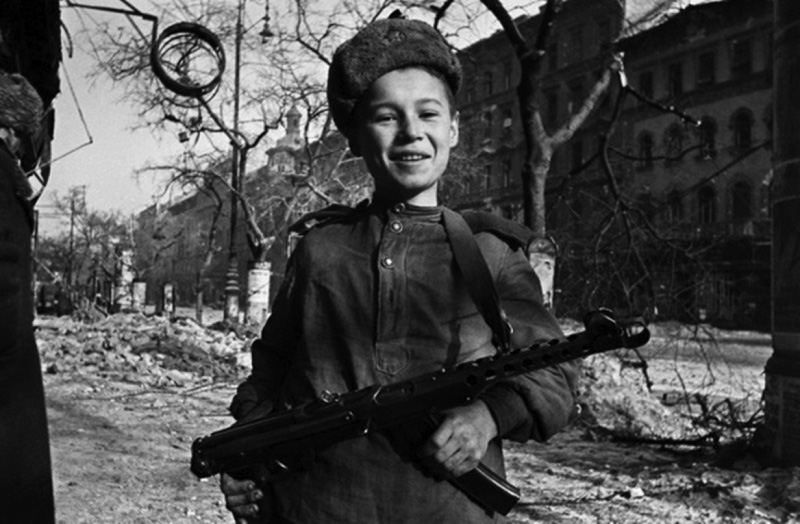 Сын полка с 7,62-мм пистолетом-пулемётом образца 1943 года системы Судаева (ППС-43) на улице Будапешта.