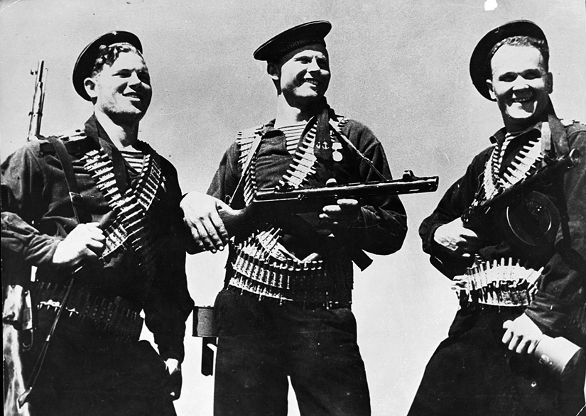 Советские матросы, вооруженные автоматами ППШ и винтовкой Мосина