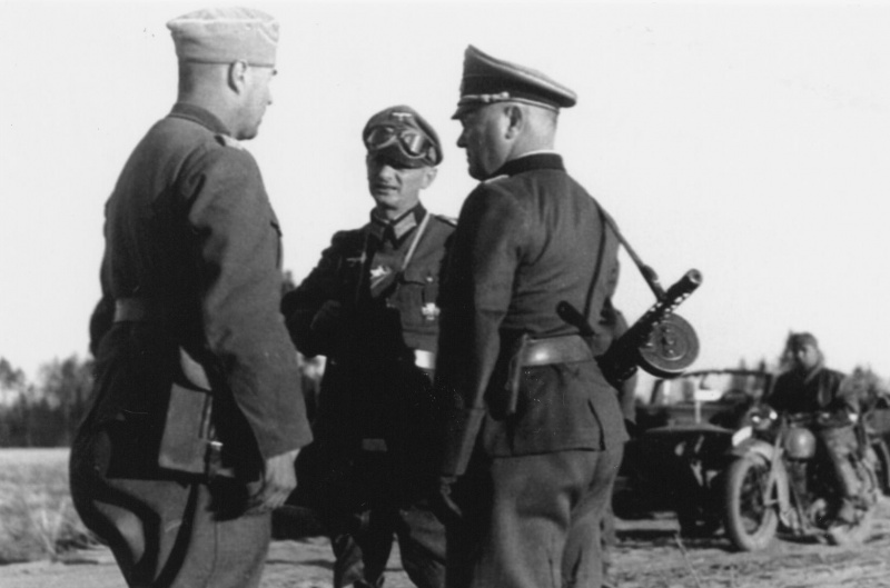 Немецкие офицеры с трофейным ППШ