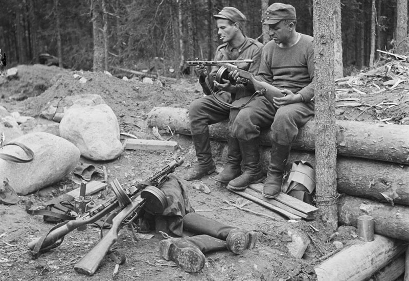 Финские солдаты рассматривают пистолет-пулемёт ППШ-41 у захваченного блиндажа