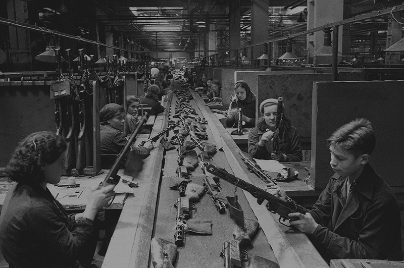 Конвейер сборки автоматов ППШ-41 на заводе имени Сталина в Москве