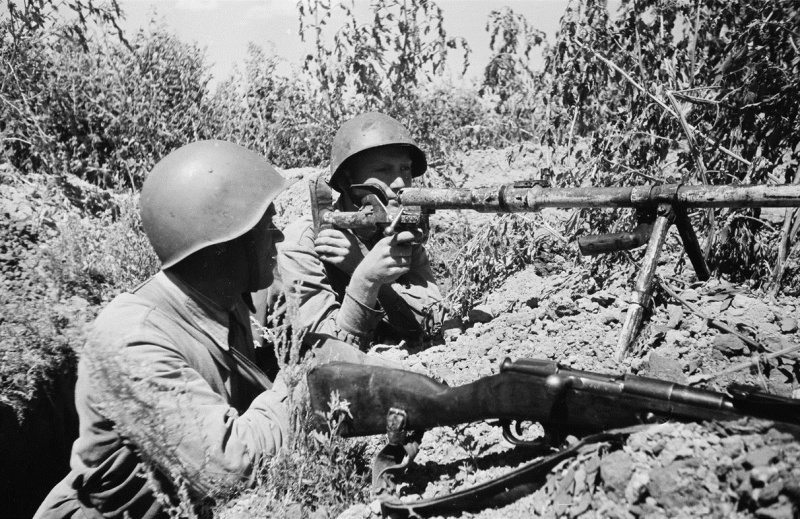 Противотанковый расчет с противотанковым ружьём ПТРД-41 на боевой позиции в ходе боев за Сталинград. На переднем плане видна винтовка Мосина.