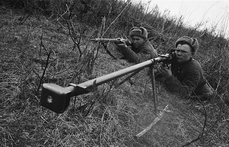 Советский противотанковый расчет с противотанковым ружьём ПТРД-41 на огневой позиции