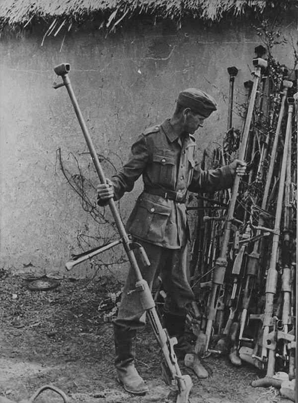 Немецкий солдат осматривает трофейные противотанковые ружья.