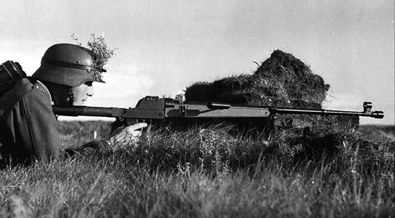 Немецкий бронебойщик с противотанковым ружьём Pz.B.38 на позиции