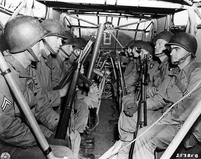 Американские солдаты внутри десантного планера Waco CG-4A.