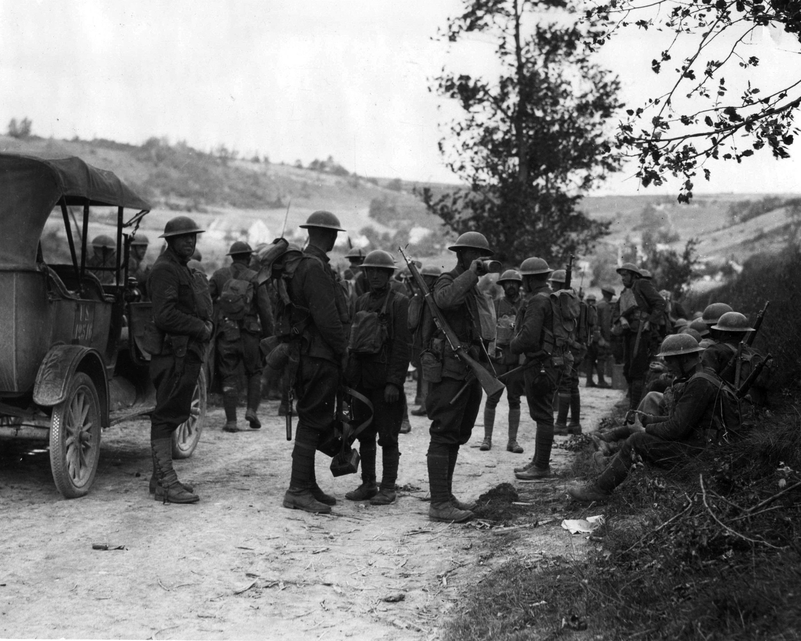 Солдаты из 1-го дивизиона 28-го пехотного полка, вооруженные M1903, отдыхают на привале. Франция, 1918 год