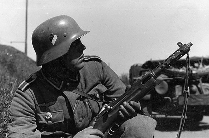 Немецкий солдат с пистолетом-пулемётом MP.34(ö)