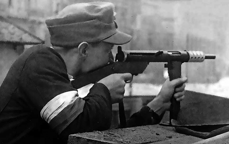 Польский повстанец с пистолетом-пулемётом «Блыскавица»