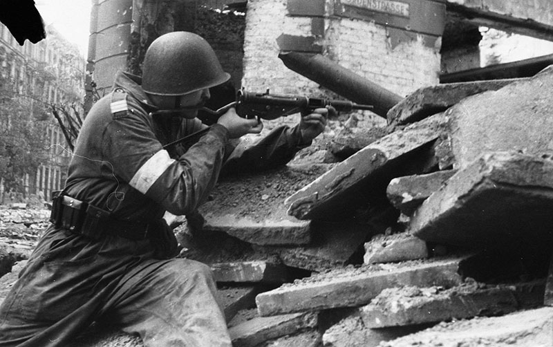 Варшавский повстанец из батальона «Сокол» (Sokół) в уличном бою с пистолетом-пулеметом «Стэн»