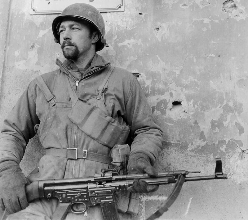 Американский солдат с трофейной немецкой штурмовой винтовкой StG 44