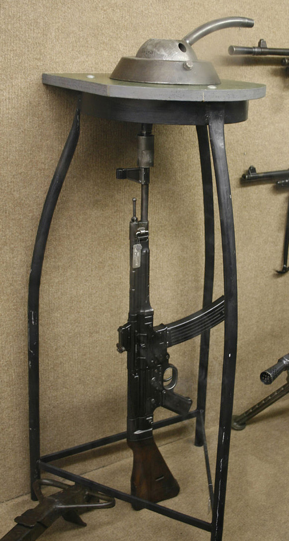 MP 44 с насадкой для стрельбы из окопа или танка