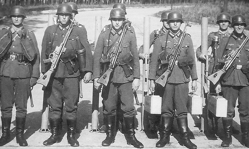 Отделение немецких солдат, вооруженных штурмовыми винтовками StG 44 и ручными противотанковыми гранатометами «Ofenrohr»