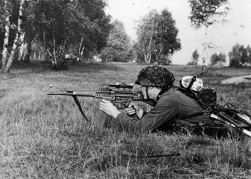 Немецкий солдат ведёт огонь StG 44 с прицелом ZF4