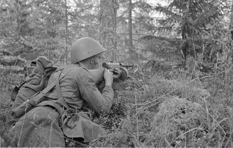 Финский солдат вооруженный Suomi KP/-31 в засаде