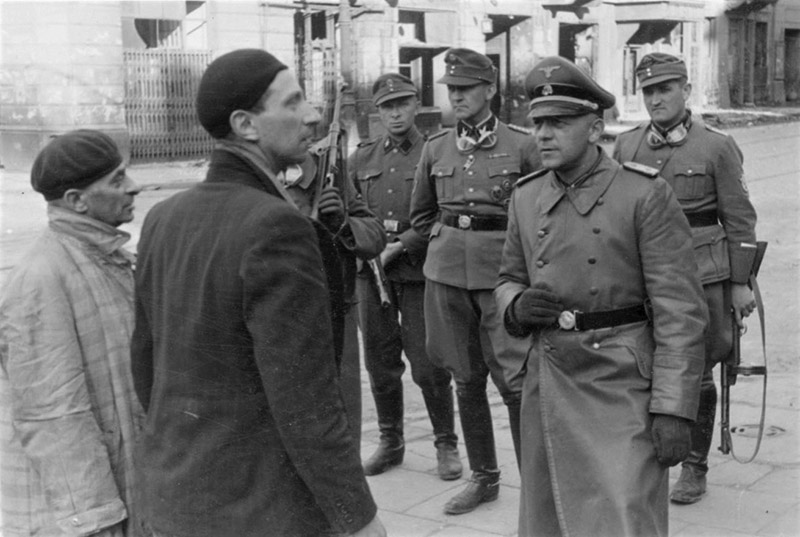 Офицеры СС беседуют с евреями-коллаборационистами в ходе подавления восстания в Варшавском гетто