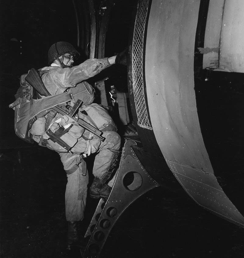 Американский десантник залезает в транспортный самолет C-47 перед началом операции «Оверлорд»