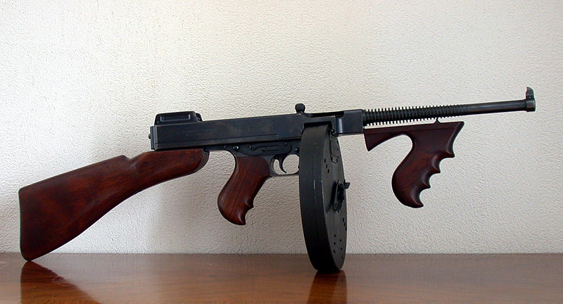 Пистолет-пулемёт «Томпсон» М1921 с магазином на 100 патронов.