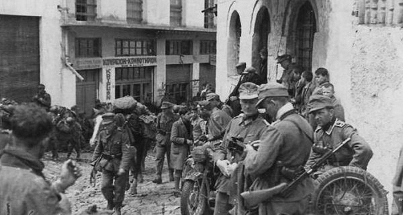 Немецкие войска в Греции, у солдата на переднем плане трофейный Thompson M1928