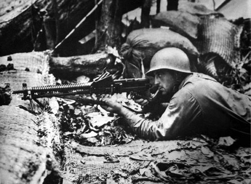 Американские солдат на позиции с  трофейным пулемётом Тип 11