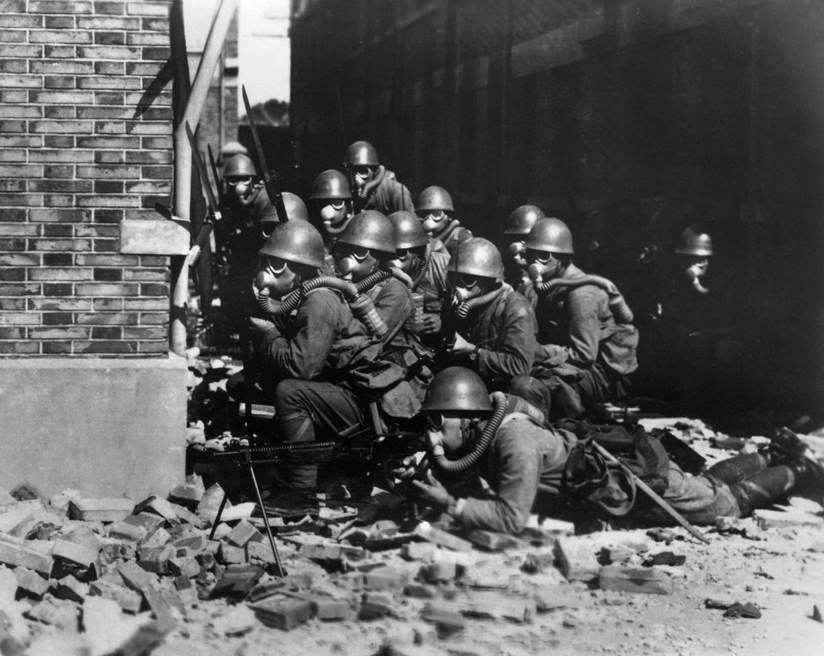 Японские солдаты из бригады морского десанта на улицах Шанхая