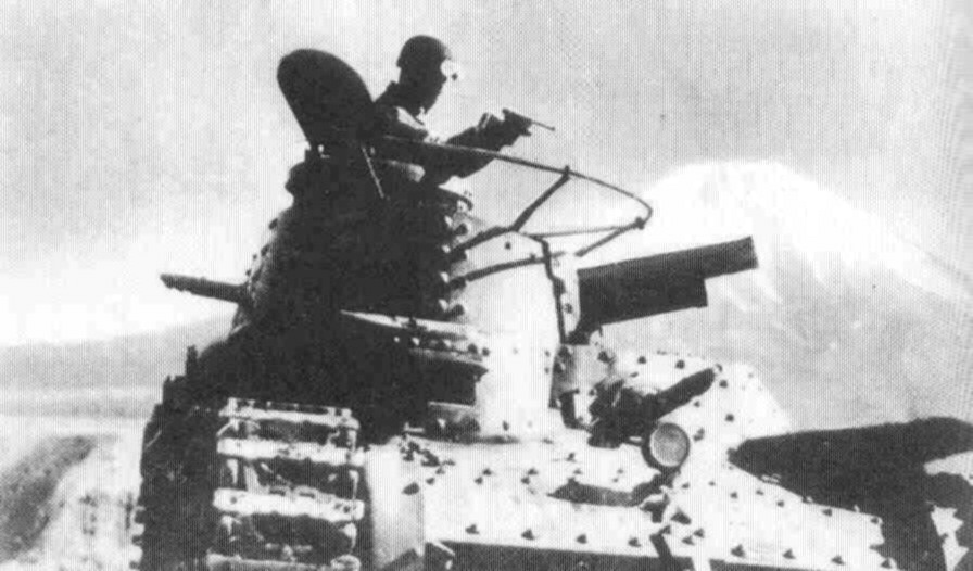 Японский танкист ведет огонь из пистолета Намбу Тип 14