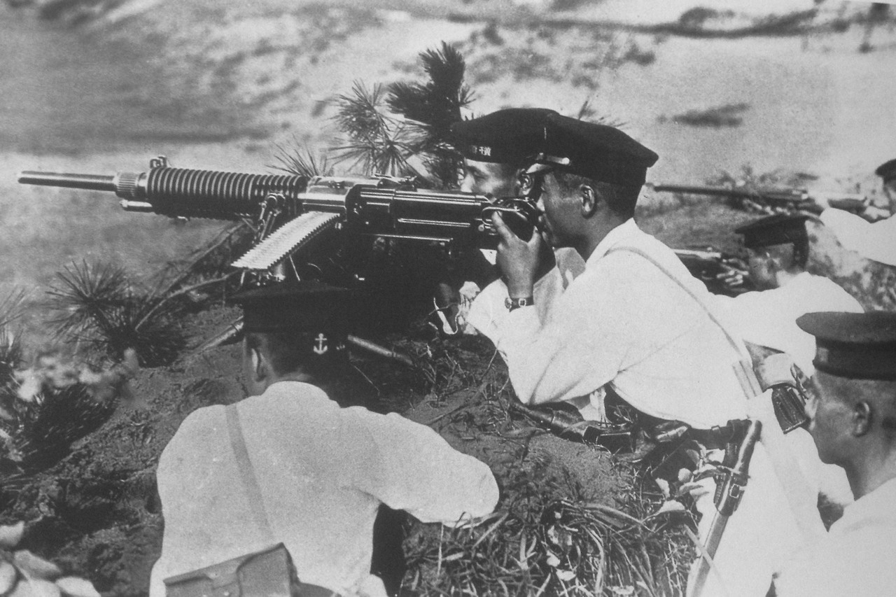 Японские моряки из бригады морского десанта ведут огонь из пулемёта Тип 3
