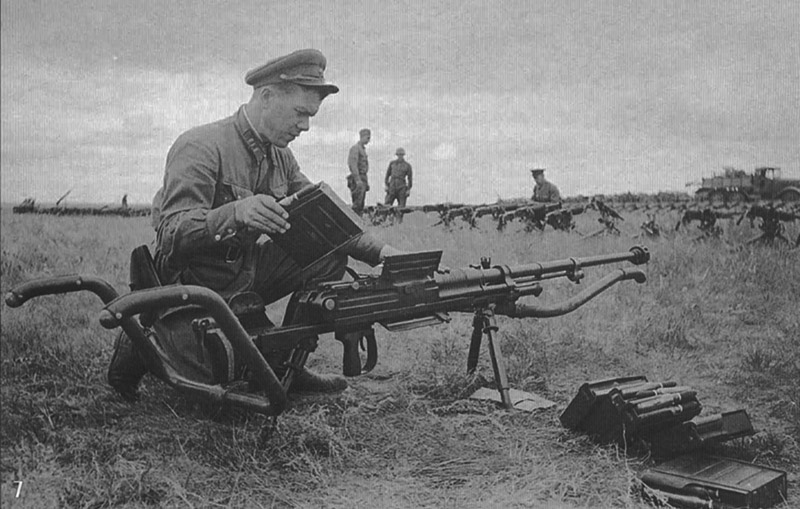 Полковник РККА осматривает японское 20-мм противотанковое ружье Тип 97