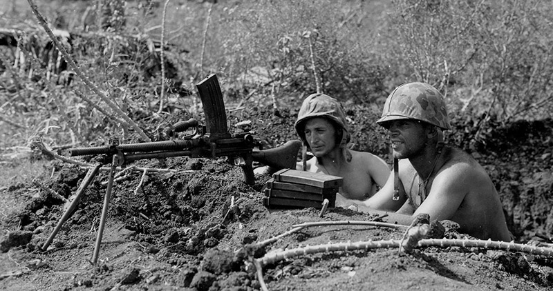 Американские морские пехотинцы с пулемётом Тип 96