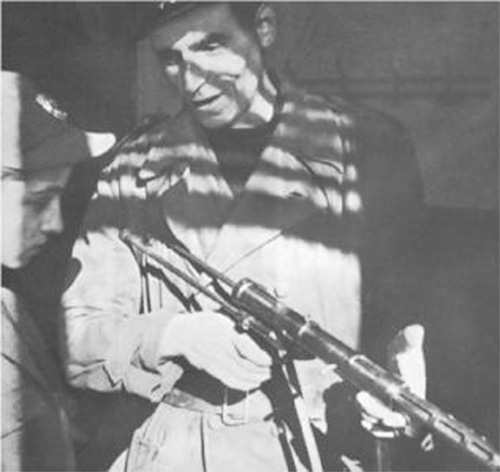 Боец «Чёрных бригад» с пистолетом-пулеметом TZ-45