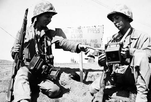 Американские военные корреспонденты на Иводзиме. Они вооружены Winchester M1912 Trench Gun и карабином M1