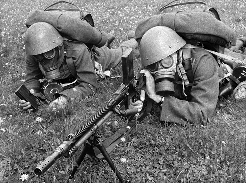 Чехословацкие солдаты в противогазах с пулеметом ZB vz. 26