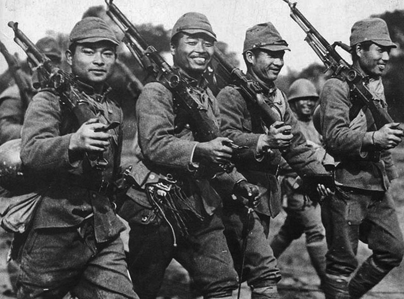 Шеренга японских солдат на марше с трофейными пулеметами
