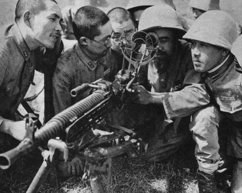Японские солдаты изучают трофейный пулемёт ZB 53 с установленным зенитным прицелом