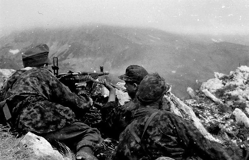 Солдаты горнострелковой дивизии CC «Принц Евгений» ведут огонь из MG 37(t)
