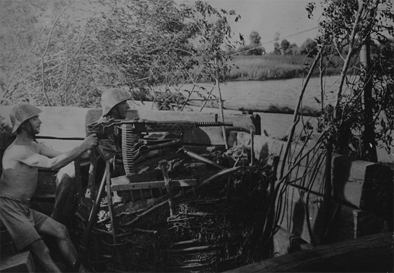 Румынские солдаты у пулемёта ZB-53 на позиции на реке Кубань