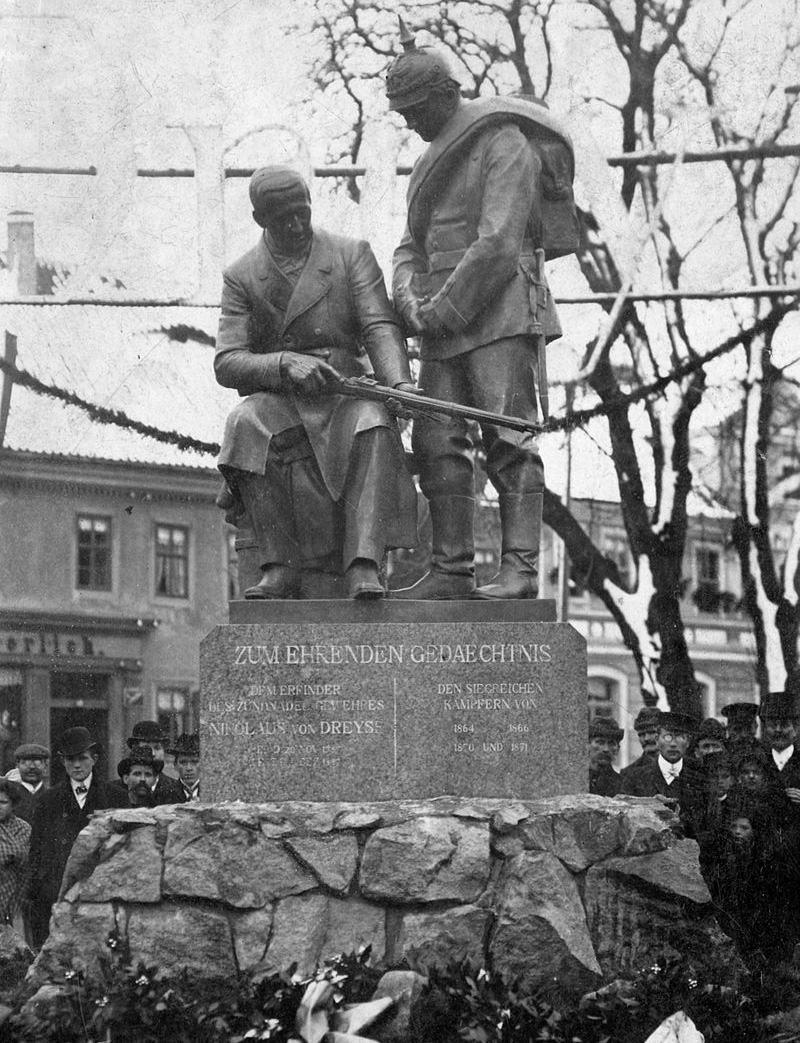 Памятник Иоганну Николаусу фон Дрейзе в городе Зёммерда